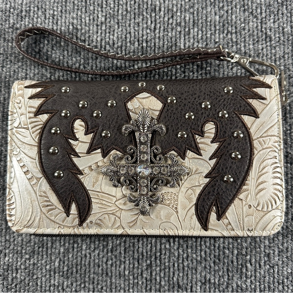 NEW P‎ & G Stylish Cream and Brown Embossed Wristlet
